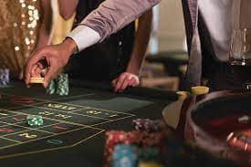 Tim profesional m77casino bekerja di kantor pusat untuk memastikan kualitas layanan gaming